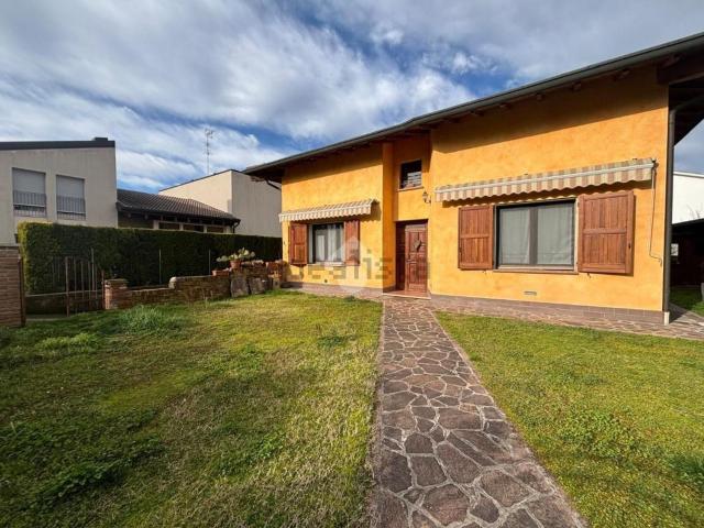 Case e ville in vendita di 235 m² in Via degli Orti, 12
