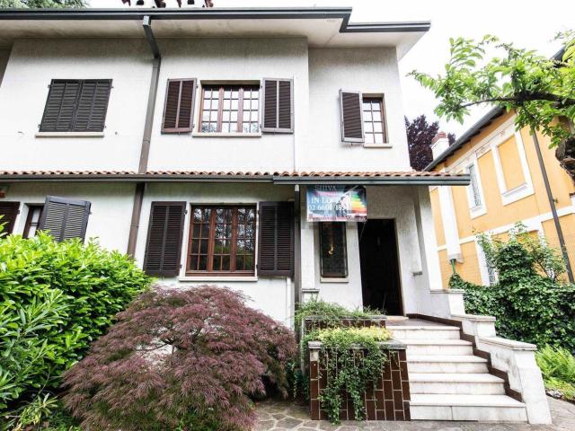 Case e ville in vendita di 235 m² in Via delle Rose, 16