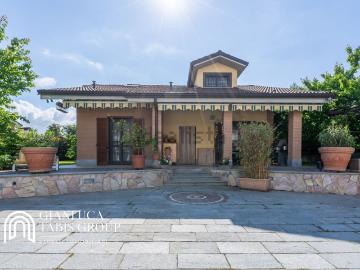 Case e ville in vendita di 235 m² in Via Ferdinando Scamuzzi, 24
