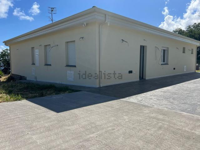 Case e ville in vendita di 235 m² in Via Monaci
