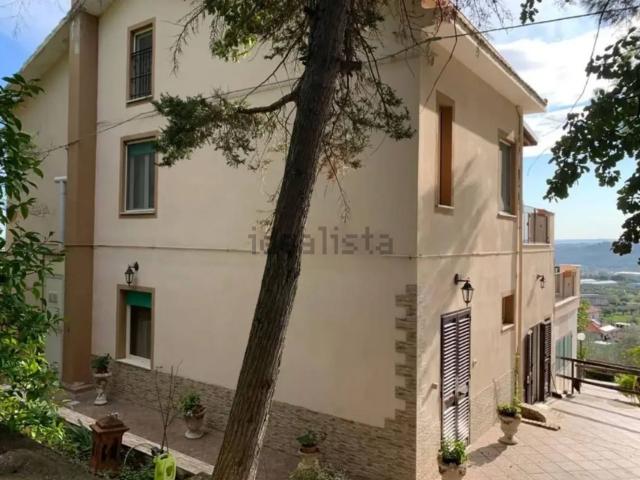 Case e ville in vendita di 235 m² in Via Raieta