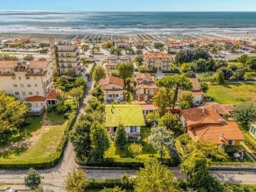 Case e ville in vendita di 235 m² in Via Vittorio Alfieri, 11