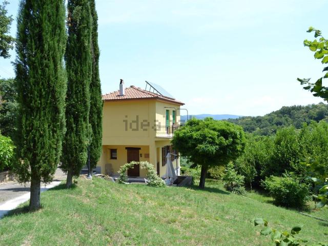 Case e ville in vendita di 235 m² in Via Vittorio Veneto