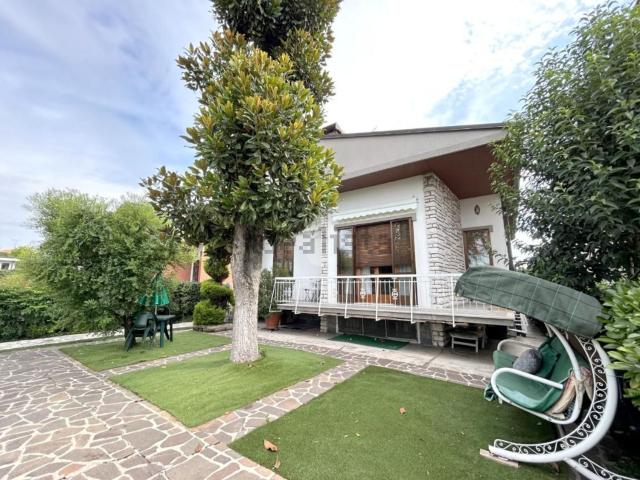 Case e ville in vendita di 235 m² in Viale Santa Maria, 54