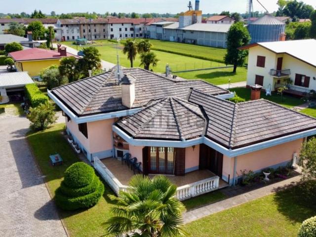 Case e ville in vendita di 236 m² in Via Dante Alighieri, 23