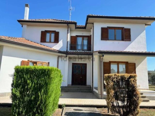 Case e ville in vendita di 236 m² in Via delle Rose