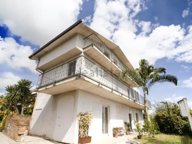 Case e ville in vendita di 236 m² in Via delle Rose, 8