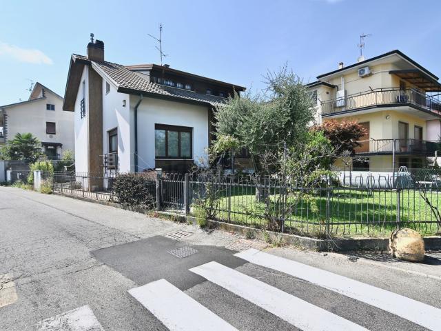 Case e ville in vendita di 236 m² in Via Friuli, 2