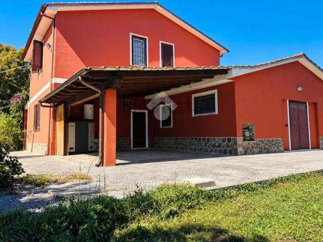 Case e ville in vendita di 236 m² in Via Omegna
