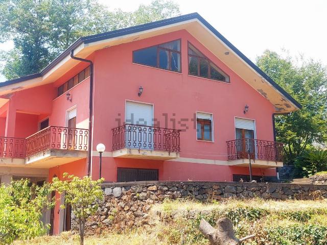 Case e ville in vendita di 236 m² in Via Martiri D&apos Ungheria, 7