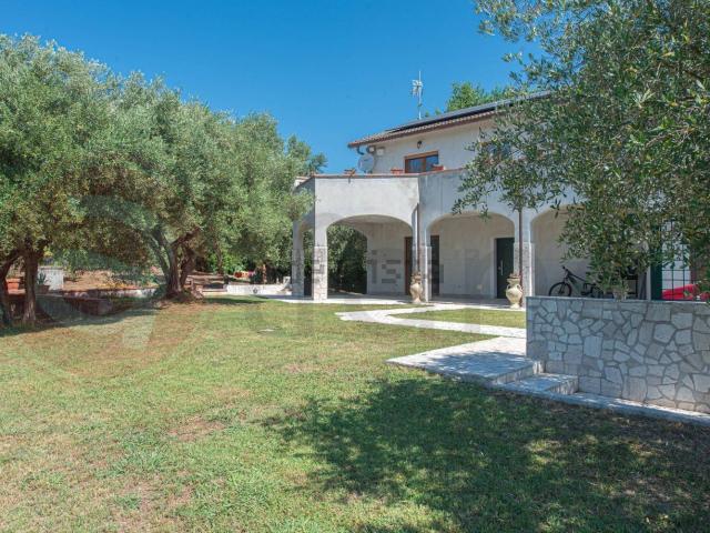 Case e ville in vendita di 236 m² in Via Starnelle, 53