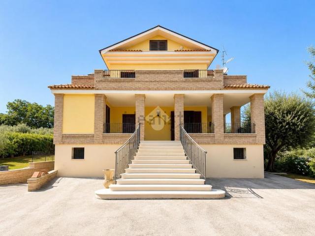 Case e ville in vendita di 236 m² in Via Piercecchi, 32