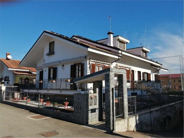 Case e ville in vendita di 236 m² in Via Valdo Fusi