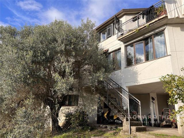 Case e ville in vendita di 237 m² in Via Chiosi, 1