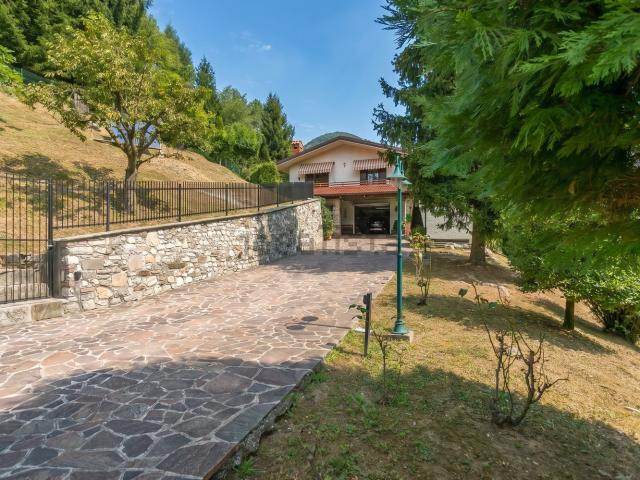Case e ville in vendita di 237 m² in Via al Borghetto, 32