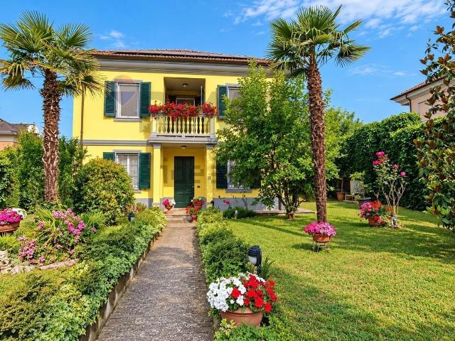 Case e ville in vendita di 237 m² in Via del Sabbione, 44