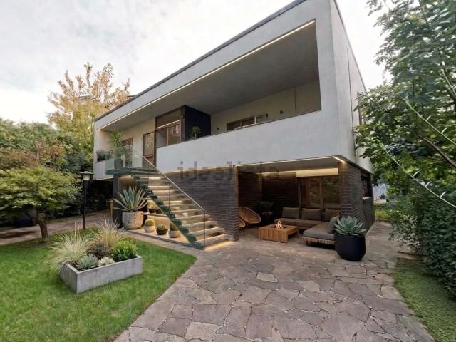 Case e ville in vendita di 237 m² in Via Fortunato Venanzio