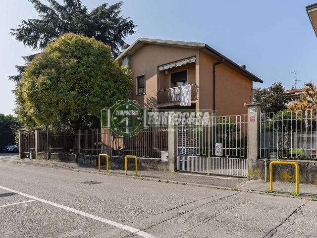 Case e ville in vendita di 237 m² in Via Francesco Baracca, 30