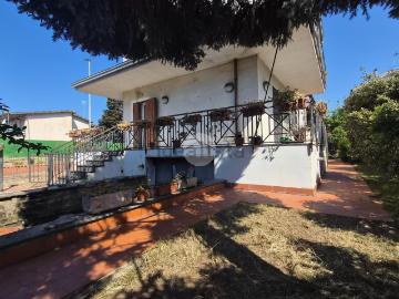 Case e ville in vendita di 237 m² in Via Madonna del Pantano, 67