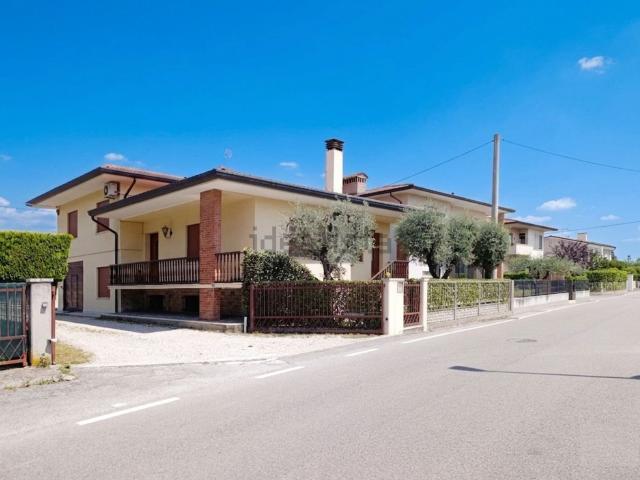 Case e ville in vendita di 237 m² in Via San Pio X