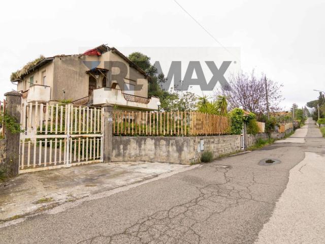 Case e ville in vendita di 237 m² in Via Re Martino, 36