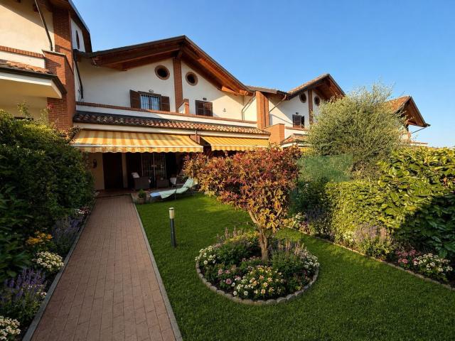 Case e ville in vendita di 237 m² in Via XXV Aprile