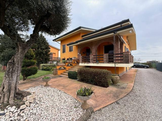 Case e ville in vendita di 238 m²