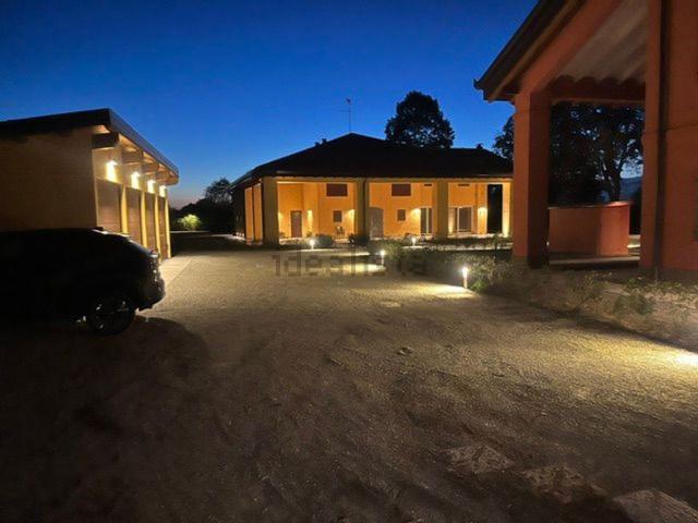 Case e ville in vendita di 238 m² in Via Corletto