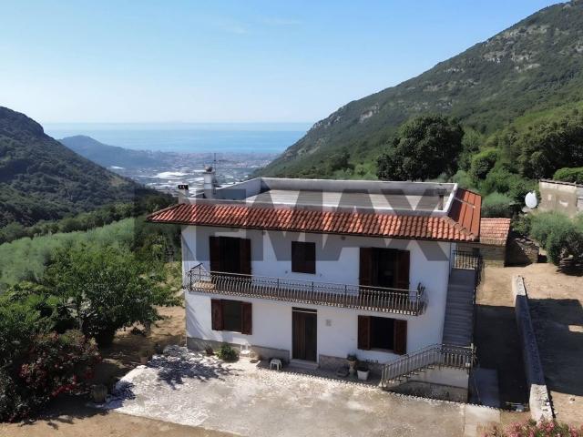 Case e ville in vendita di 238 m² in Via Campo dei Monaci, 19