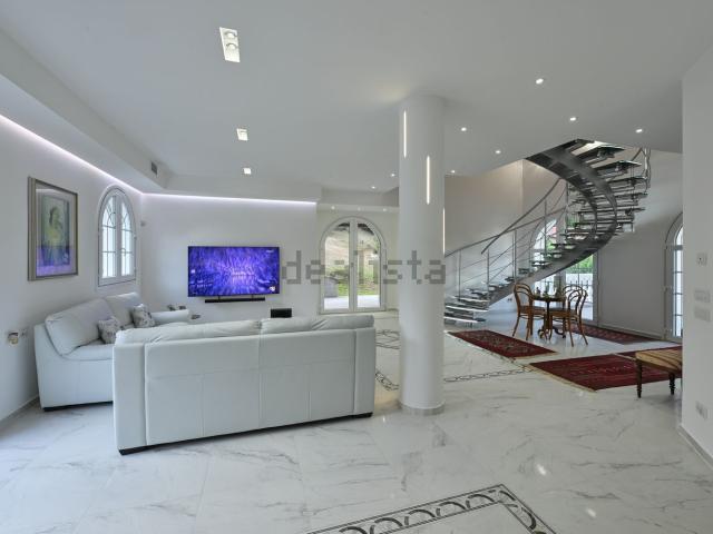Case e ville in vendita di 238 m² in Via Cuneo, 4