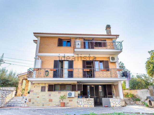 Case e ville in vendita di 238 m² in Via Beethoven, 38