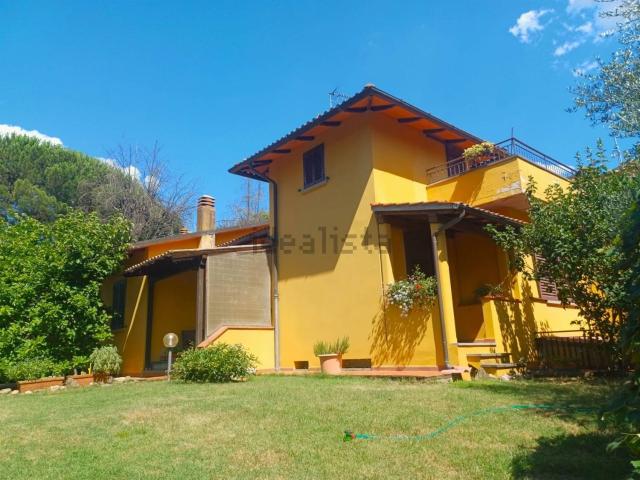 Case e ville in vendita di 238 m² in Via del Cerreto, 43