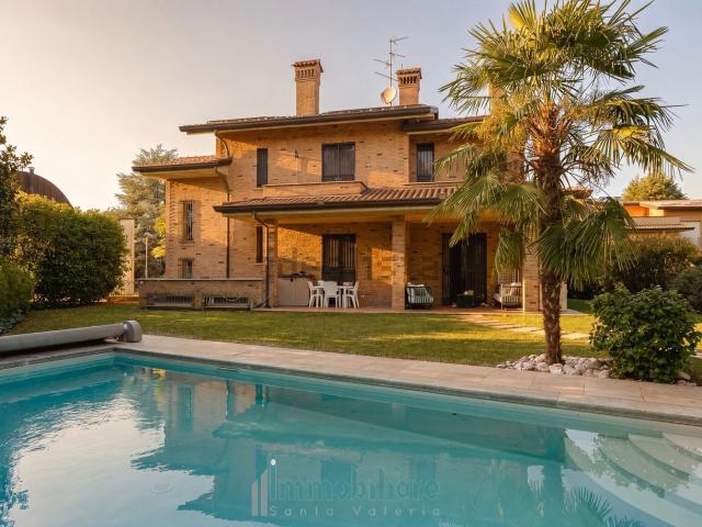 Case e ville in vendita di 238 m² in Via delle Colline