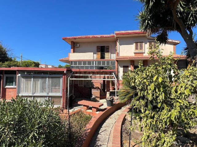 Case e ville in vendita di 238 m² in Via delle Sequoie
