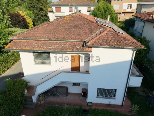 Case e ville in vendita di 238 m² in Via Palmiro Togliatti, 25