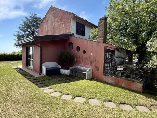 Case e ville in vendita di 238 m² in Via Querciarella