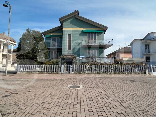 Case e ville in vendita di 239 m² in Via Achille Grandi, 47