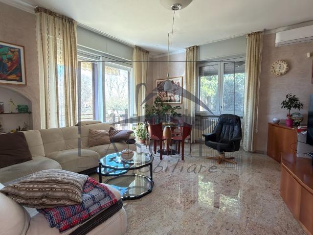Case e ville in vendita di 239 m² in Via Giotto, 8