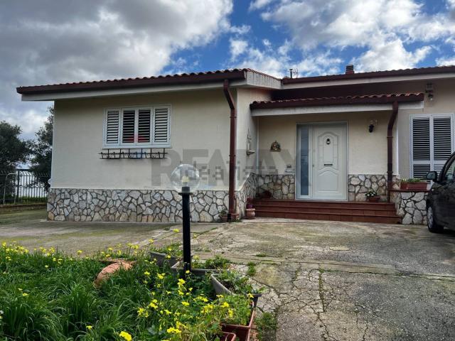 Case e ville in vendita di 239 m² in Via Eleuterio