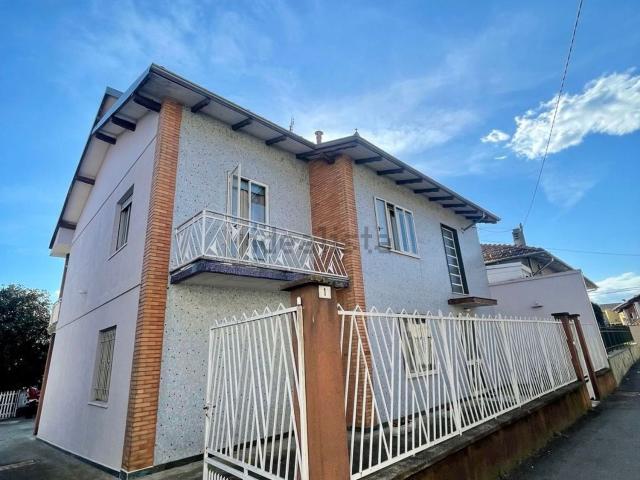 Case e ville in vendita di 239 m² in Via Francesco Faldella, 3