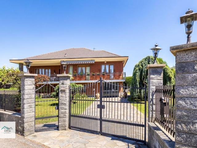 Case e ville in vendita di 239 m² in Via Monte Grappa