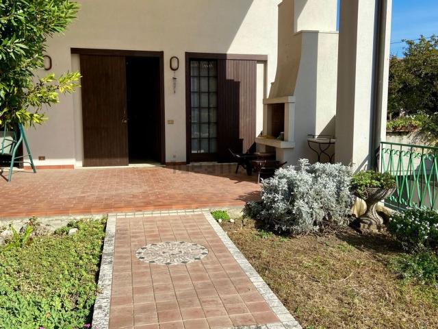 Case e ville in vendita di 239 m² in Via Santa Romana