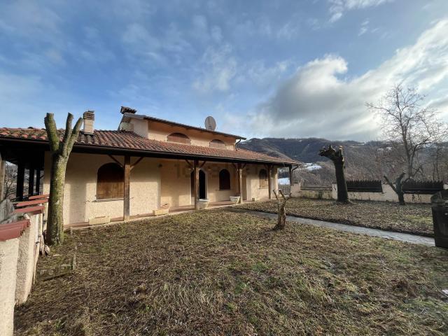 Case e ville in vendita di 239 m² in Strada Montroni