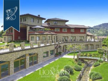 Case e ville in vendita di 2400 m²