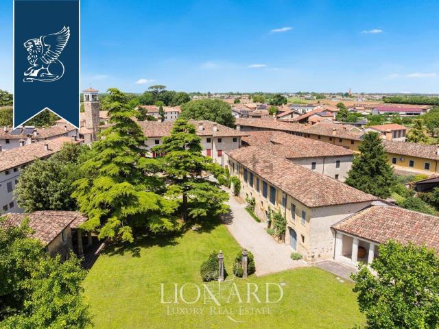 Case e ville in vendita di 2400 m²