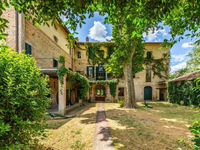 Case e ville in vendita di 2400 m² in Strada dei Bracceschi