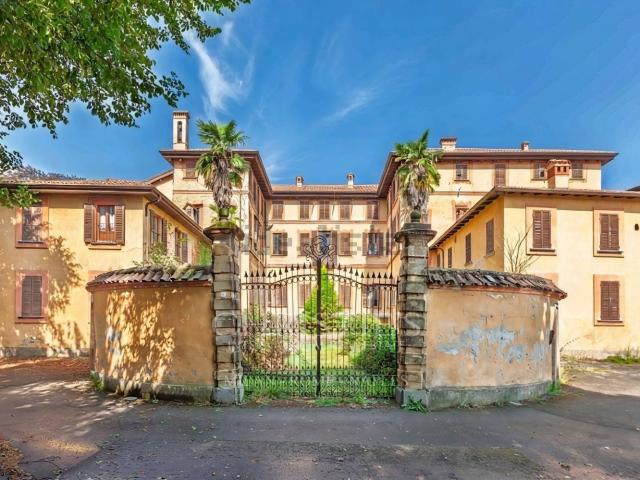 Case e ville in vendita di 2400 m² in Via Giuseppe Parini, 9