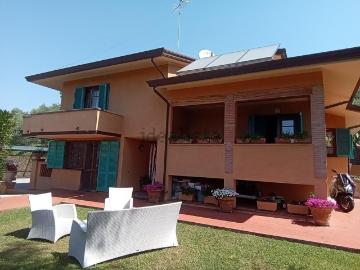 Case e ville in vendita di 240 m²