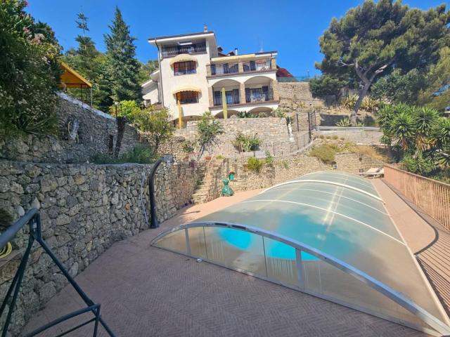 Case e ville in vendita di 240 m²