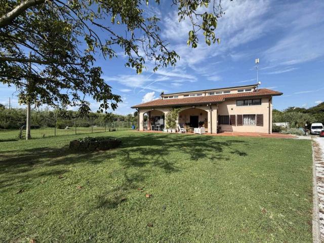 Case e ville in vendita di 240 m²